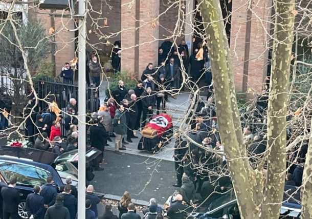 Féretro con esvástica en funeral en Roma desata la indignación