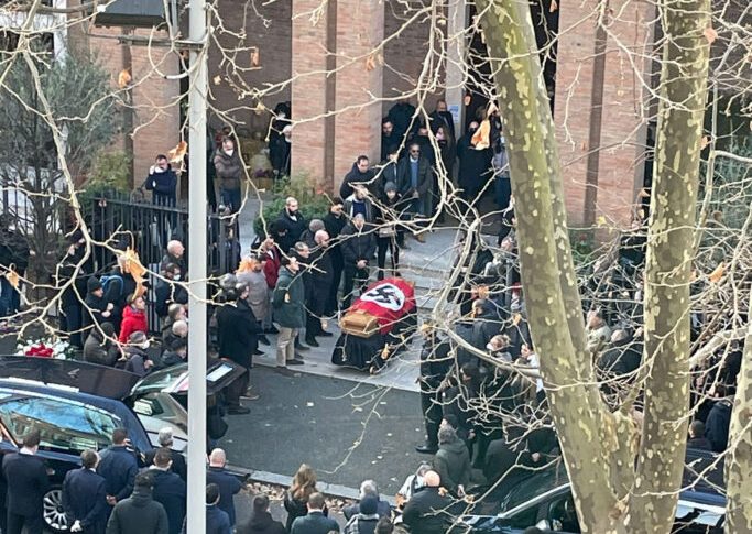 Féretro con esvástica en funeral en Roma desata la indignación
