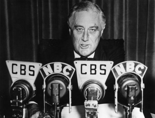 En sus mensajes de radio Roosevelt comenzó a preparar a los estadounidenses para el escenario que se avecinaba. (Getty Images)