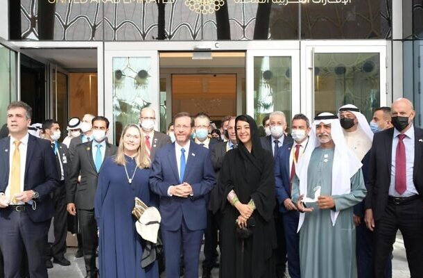 El presidente Isaac Herzog se une al comisionado general de la Expo 2020 de Dubái, el jeque Nahyan bin Mubarak Al Nahyan, en el pabellón de Israel el día nacional de Israel en la exposición, el 31 de enero de 2021 (Amos Ben Gershom/GPO)