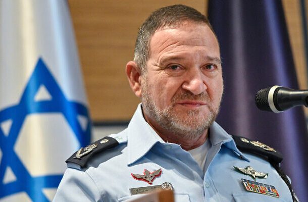 El jefe de policía Kobi Shabtai habla durante una ceremonia en la ciudad norteña de Nazaret, el 9 de noviembre de 2021 (Michael Giladi/Flash90)
