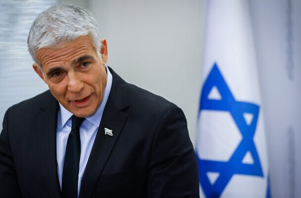El ministro de Relaciones Exteriores israelí y jefe del partido Yesh Atid, Yair Lapid, hablando en una reunión de facciones en la Knesset