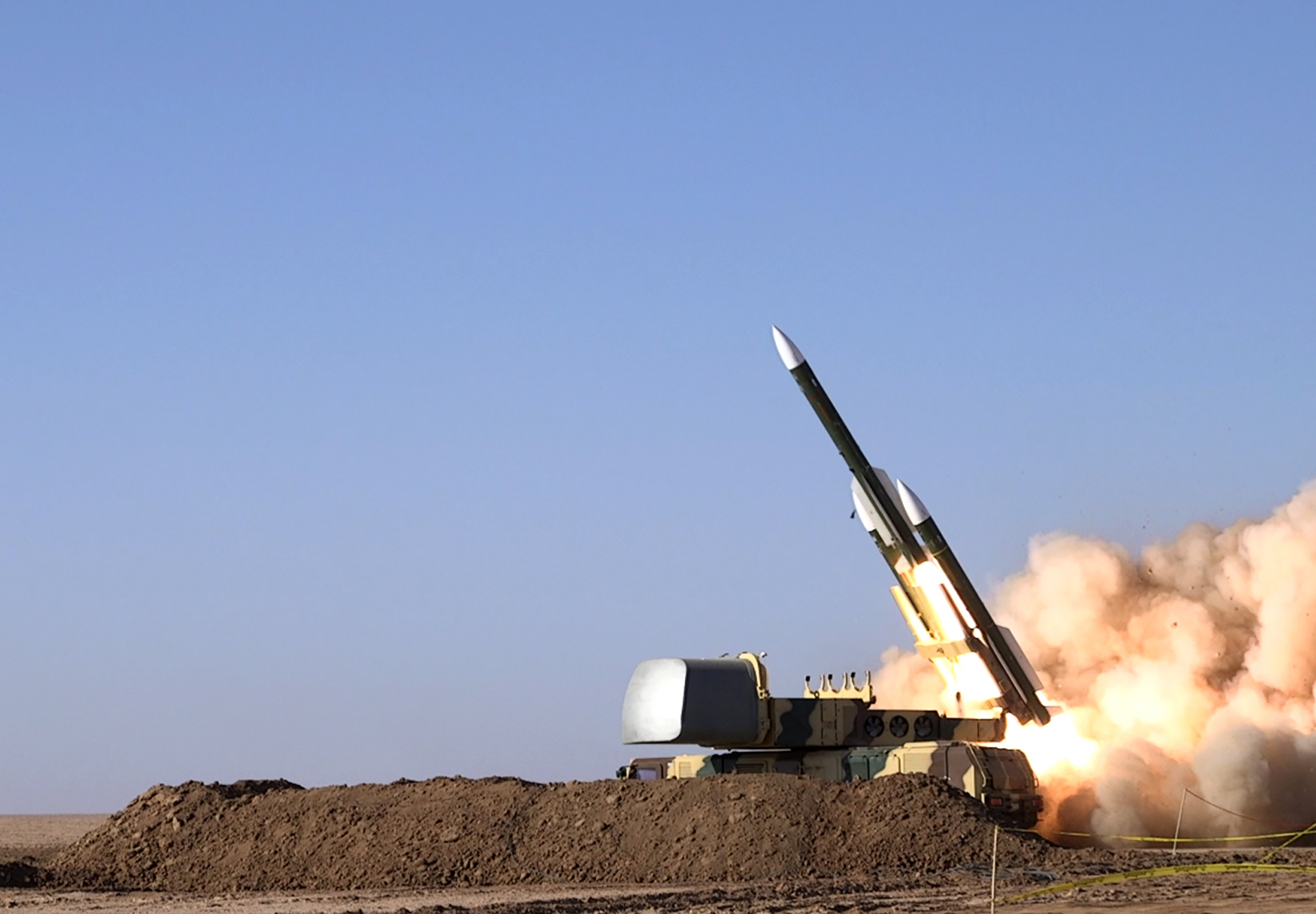 Esta foto publicada el martes 12 de octubre de 2021 por el ejército iraní muestra el lanzamiento de un misil durante un simulacro militar en un lugar no revelado en Irán. (Ejército iraní vía AP)