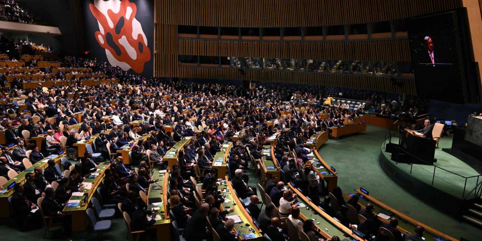 La Asamblea General de las Naciones Unidas vota para adoptar un proyecto de resolución para deplorar el uso excesivo de la fuerza por parte de las tropas israelíes contra civiles palestinos en la sede de la ONU en Nueva York, EE. UU., el 13 de junio de 2018 (crédito: REUTERS/MIKE SEGAR)