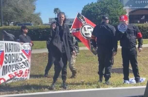 Manifestantes neonazis con esvásticas y pancartas del "Movimiento Nacional Socialista", pisoteando una bandera israelí, en Orlando, Florida, el 29 de enero de 2022. (captura de pantalla: Twitter/Luke Denton)