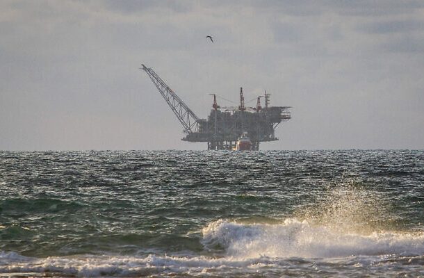 Vista de la plataforma de procesamiento de gas del campo de gas israelí Leviatán desde la Reserva Natural de la Playa de Dor Habonim, el 1 de enero de 2020. (Flash90)