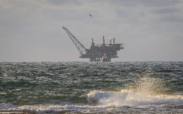 Vista de la plataforma de procesamiento de gas del campo de gas israelí Leviatán desde la Reserva Natural de la Playa de Dor Habonim, el 1 de enero de 2020. (Flash90)