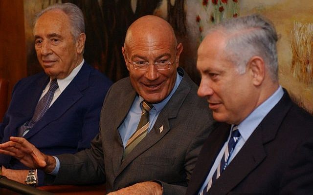 Arnon Milchan (centro) con Shimon Peres (izquierda) y Benjamin Netanyahu, 28 de marzo de 2005. (Flash90/Archivo)