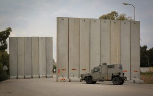 Soldados israelíes cerca del sitio donde un civil resultó herido por disparos desde la Franja de Gaza, en el sur de Israel, el 29 de diciembre de 2021. (Flash90)