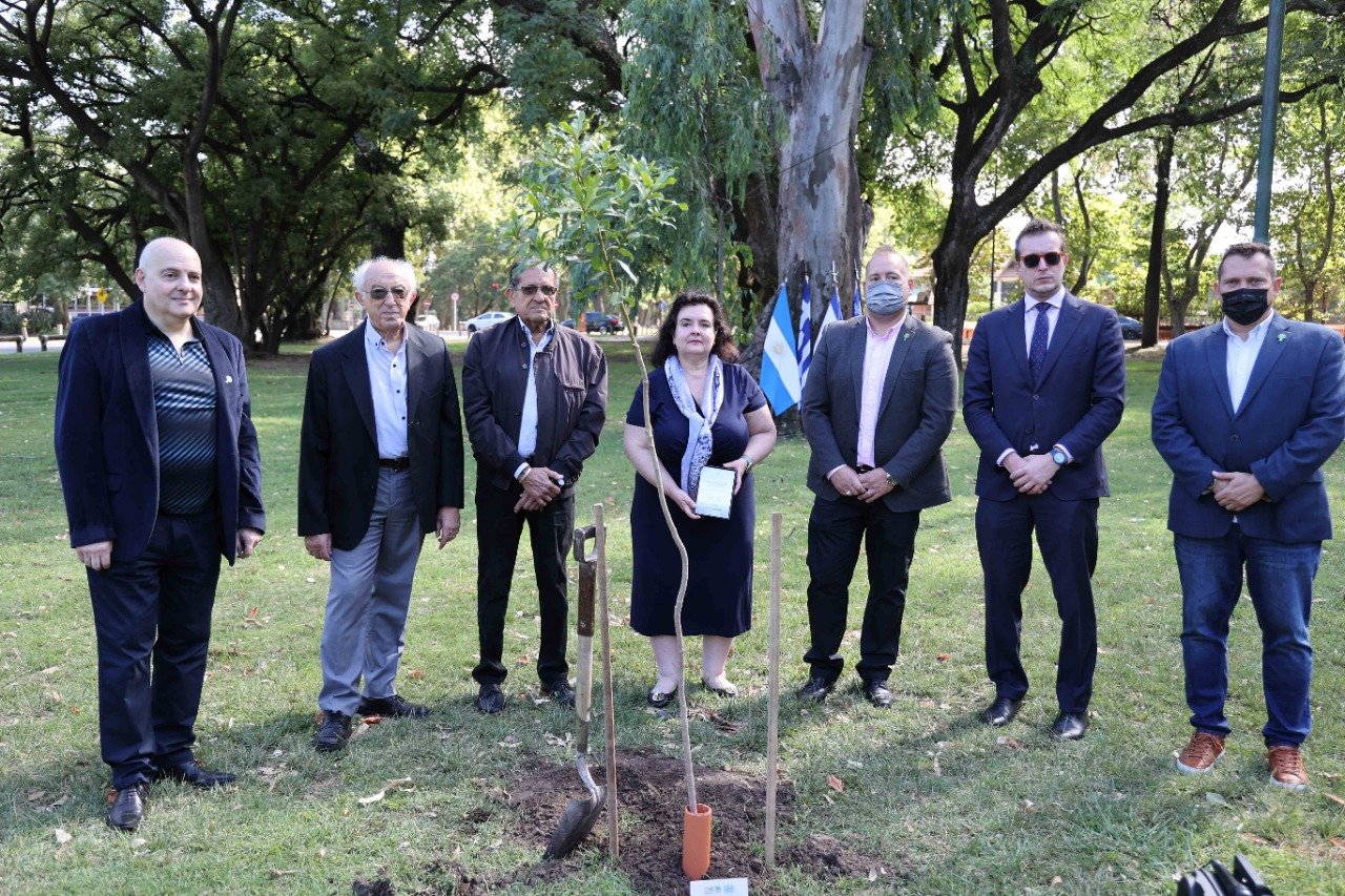 Sr. Daniel Macon, Vocal 1° de KKL, Sr. Sami Notrica, referente Sinagoga Chalom, Sr. Andre Gattegno, Presidente FESERA, Embajadora de Grecia en Argentina, Sra. Elisabeth Fotiadou, Sr. Marcelo Suchmon, Prosecretario 1° de KKL, Sr. Fotis Filentas, Cónsul de Grecia en Argentina y Sr. Danny Lew, presidente KKL Argentina.