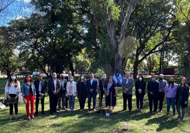Arboreto de las Naciones: Elisabeth Fotiadou, Embajadora de Grecia en Argentina, plantó un árbol junto al Keren Kayemet