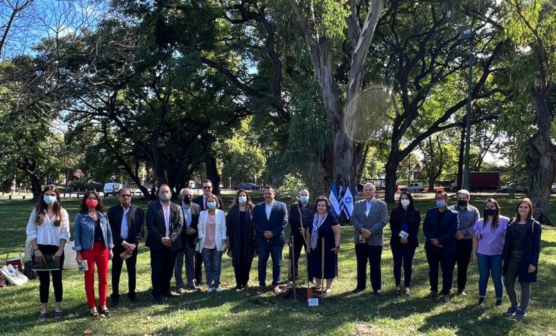 Arboreto de las Naciones: Elisabeth Fotiadou, Embajadora de Grecia en Argentina, plantó un árbol junto al Keren Kayemet