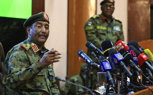 El máximo general de Sudán, Abdel Fattah al-Burhan, habla durante una conferencia de prensa en el Comando General de las Fuerzas Armadas en Jartum, el 26 de octubre de 2021. (Ashraf Shazly/AFP)