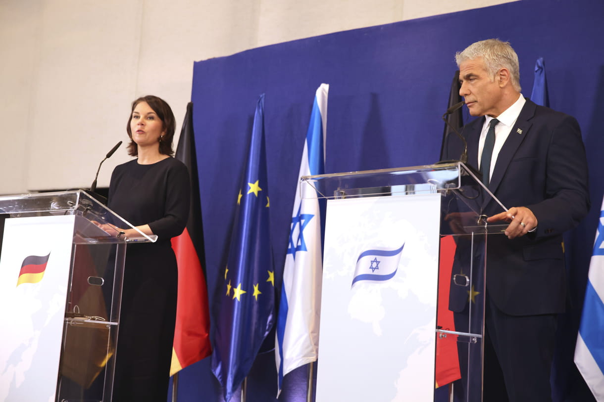 La ministra alemana de Asuntos Exteriores, Annalena Baerbock, a la izquierda, y el ministro de Asuntos Exteriores, Yair Lapid, hablan durante una rueda de prensa conjunta en Tel Aviv, Israel, el 10 de febrero de 2022. (Oren Ziv/AP)