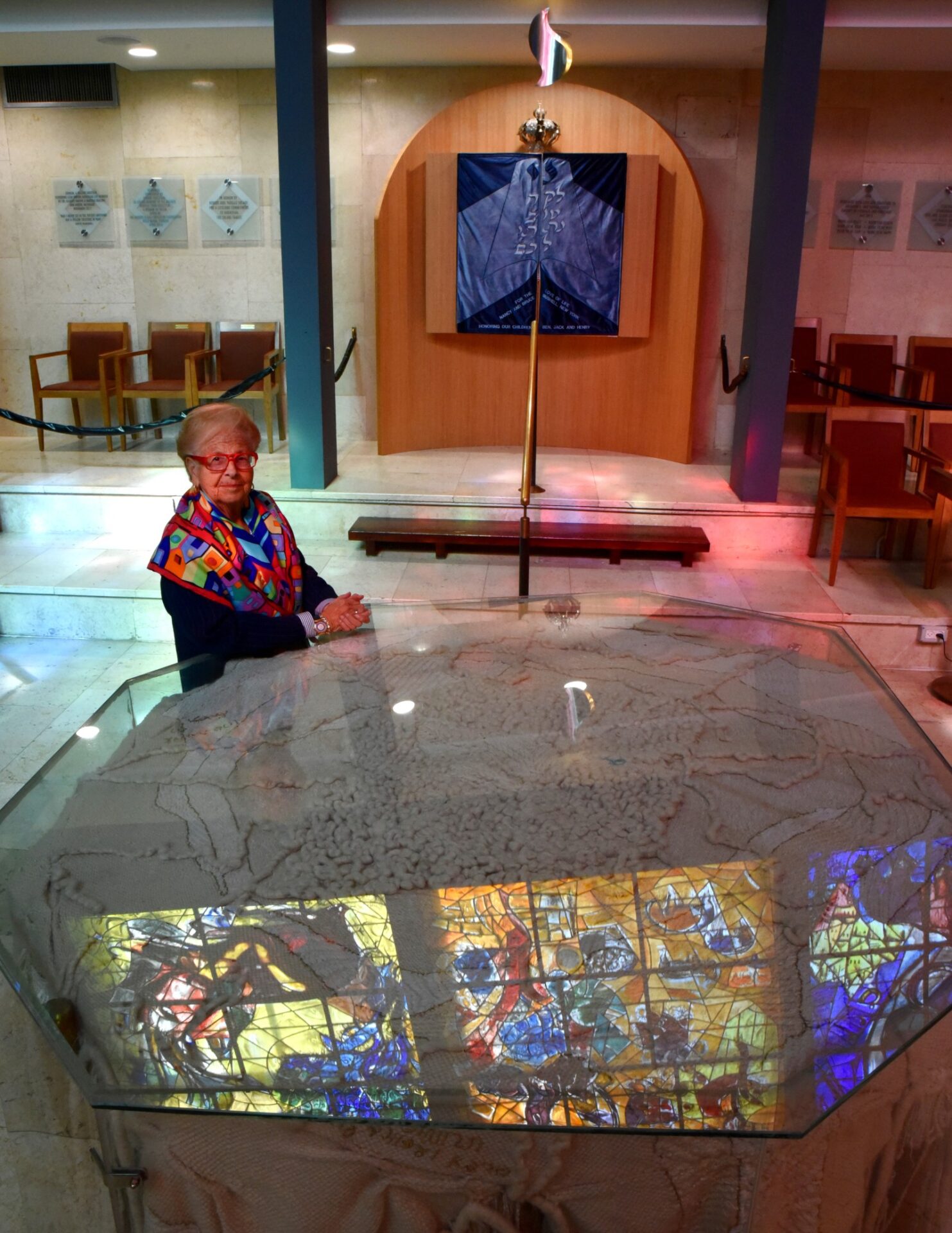 Barbara Goldstein, subdirectora ejecutiva de Hadassah, en la sinagoga Abbell. En el púlpito se ve un reflejo de las ventanas de Chagall. Foto: David Harris/todos los derechos reservados a Hadassah