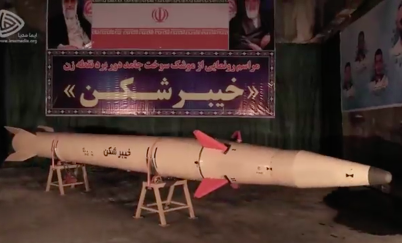 Irán presenta un misil balístico