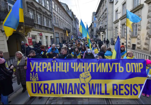 La gente participa en la Marcha de la Unidad, que es una procesión para demostrar el espíritu patriótico de los ucranianos en medio de las crecientes tensiones con Rusia, en Lviv, Ucrania, el 19 de febrero de 2022. (Crédito de la foto: REUTERS/PAVLO PALAMARCHUK)