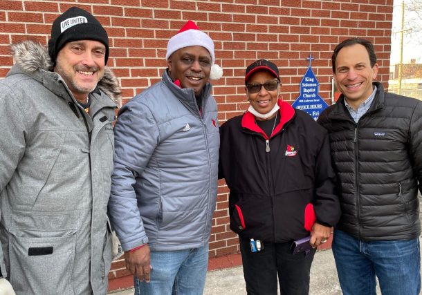 Craig Greenberg, derecha, hace campaña para alcalde en Louisville, Kentucky, 11 de febrero de 2022. (Twitter)