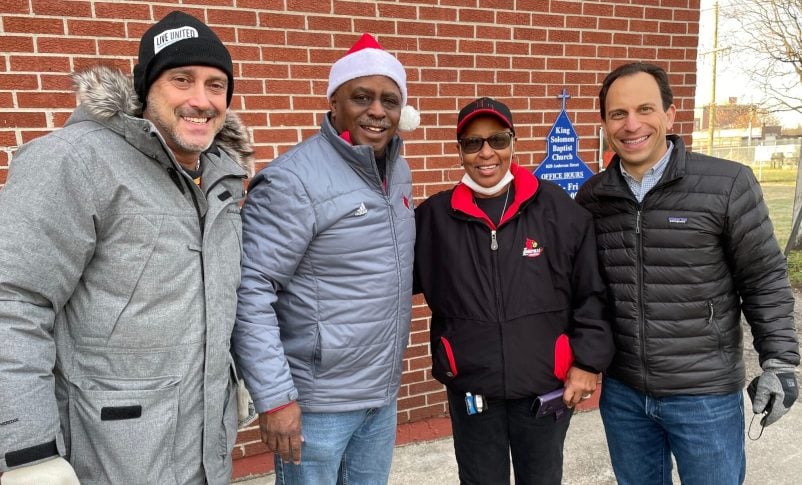 Craig Greenberg, derecha, hace campaña para alcalde en Louisville, Kentucky, 11 de febrero de 2022. (Twitter)
