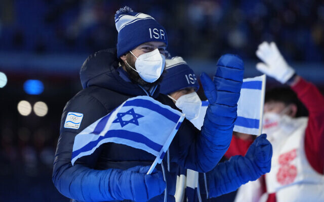 Atletas de Israel marchan hacia el estadio durante la ceremonia de apertura de los Juegos Olímpicos de Invierno de 2022, el viernes 4 de febrero de 2022 en Beijing. (Foto AP/Natacha Pisarenko)