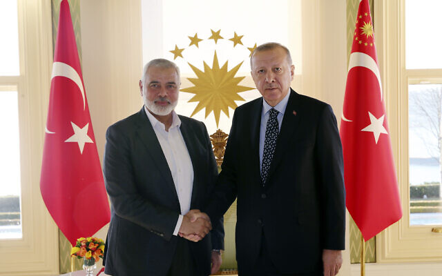 El presidente de Turquía, Recep Tayyip Erdogan, a la derecha, le da la mano al jefe del movimiento terrorista Hamas, Ismail Haniyeh, antes de su reunión en Estambul, el 1 de febrero de 2020. (Servicio de Prensa Presidencial vía AP, Pool)