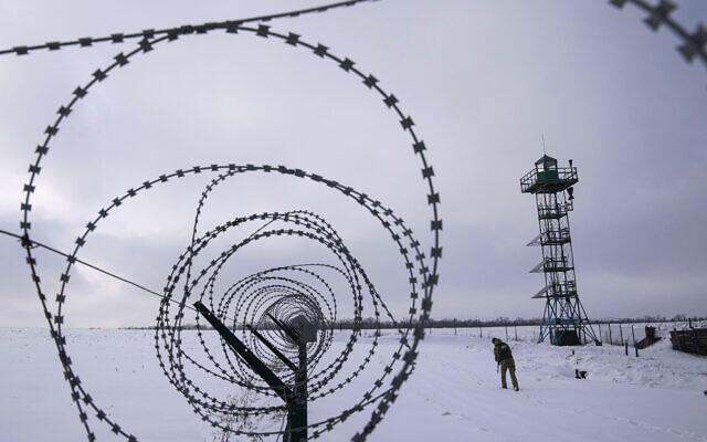 Un guardia fronterizo ucraniano patrulla la frontera con Rusia no lejos de la aldea de Hoptivka, región de Kharkiv, Ucrania, el 2 de febrero de 2022. (Foto AP/Evgeniy Maloletka)