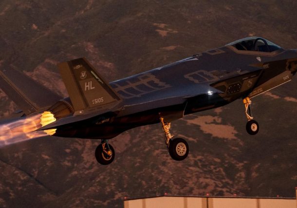 avión de combate F-5 de la Fuerza Aérea Iraní