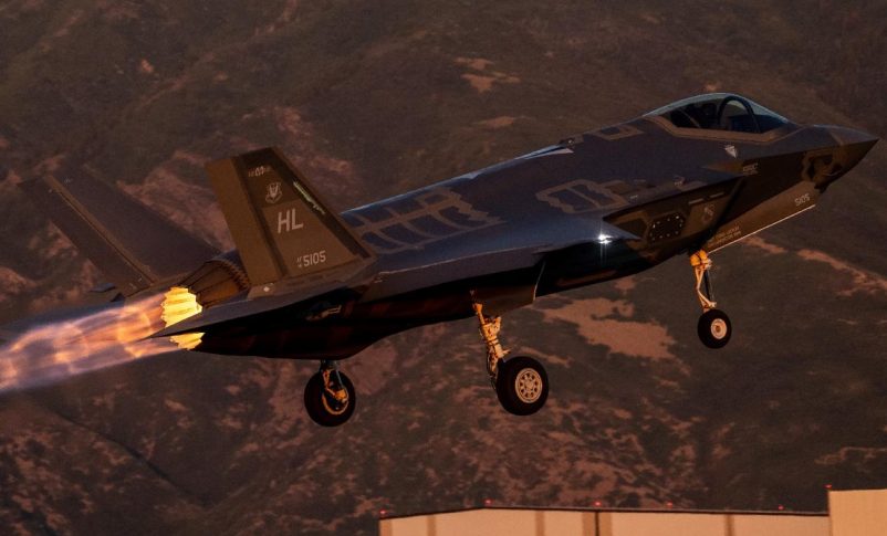 avión de combate F-5 de la Fuerza Aérea Iraní