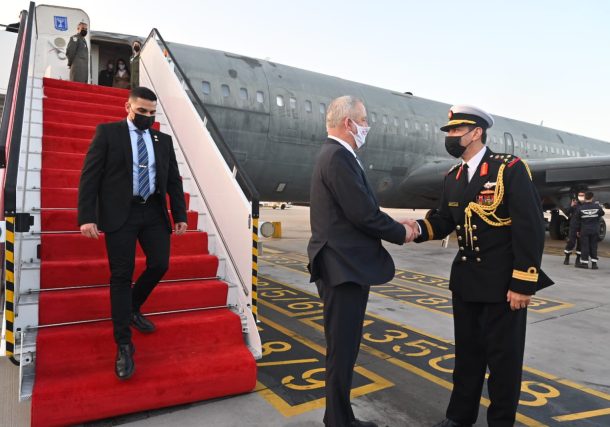 El ministro de Defensa de Israel, Benny Gantz, llega a Manama, Bahréin, para una visita de dos días, el 2 de febrero de 2022. (Crédito de la foto: ARIEL HERMONI/MINISTERIO DE DEFENSA)
