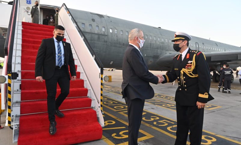 El ministro de Defensa de Israel, Benny Gantz, llega a Manama, Bahréin, para una visita de dos días, el 2 de febrero de 2022. (Crédito de la foto: ARIEL HERMONI/MINISTERIO DE DEFENSA)
