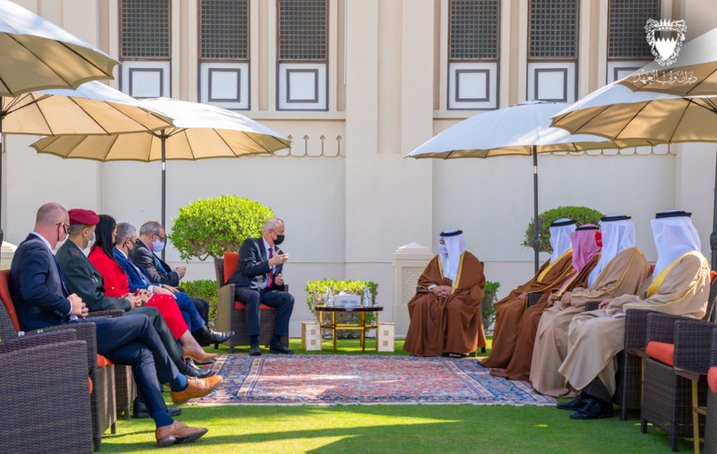 El ministro de Defensa, Benny Gantz, en el centro a la izquierda, se reúne con el príncipe heredero y primer ministro de Bahrein, Salman bin Hamad Al Khalifa, en su palacio de Manama el 3 de febrero de 2022. (Ariel Hermoni/Ministerio de Defensa)