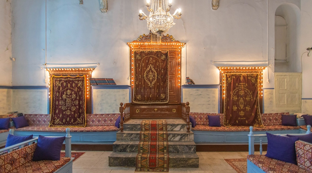 El interior de una sinagoga en Izmir, Turquía. (Nesim Bencoya)