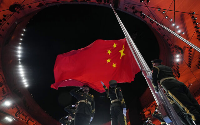 La bandera nacional china se iza durante la ceremonia de apertura de los Juegos Olímpicos de Invierno de 2022, el viernes 4 de febrero de 2022 en Beijing. (Foto AP/Natacha Pisarenko)