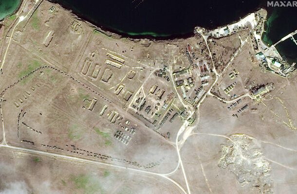 Esta imagen satelital del 15 de febrero de 2022 proporcionada por Maxar Technologies muestra equipo militar colocado en un convoy en el lago Donuzlav en Crimea. (Imagen satelital ©2022 Maxar Technologies vía AP)