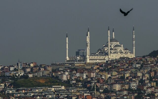 Una vista general de la Mezquita Camlica, la mezquita más grande de Asia Menor, en Estambul, Turquía, el sábado 28 de abril de 2018. (Foto AP/Emrah Gurel)