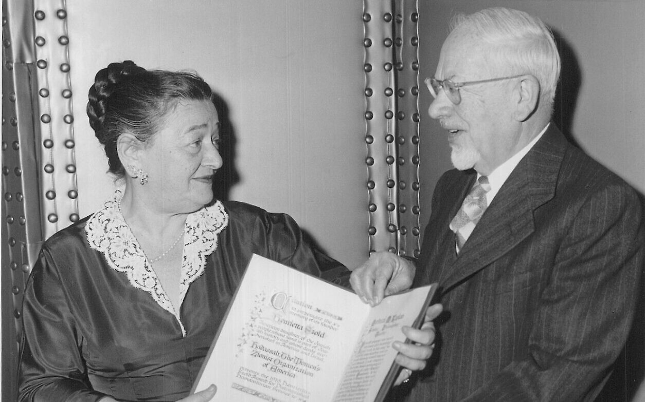 El rabino Mordecai Kaplan, fundador del movimiento reconstruccionista, recibe el premio Henrietta Szold en 1955. (Cortesía/a través de JTA)