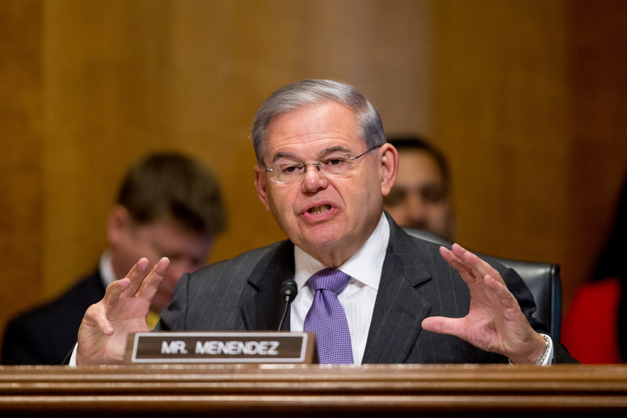 El senador Robert Menéndez, demócrata de Nueva Jersey, interroga al subsecretario de Asuntos Políticos del Departamento de Estado, Thomas Shannon, Jr, mientras testifica en una audiencia del Comité de Relaciones Exteriores del Senado en el Capitolio, en Washington, el 5 de abril de 2016. (AP/Andrew Harnik)