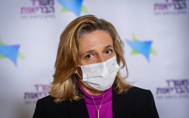 Dra. Sharon Alroy-Preis, jefa de servicios de salud pública del Ministerio de Salud, en una conferencia de prensa sobre COVID-19, 30 de diciembre de 2021. (Avshalom Sassoni/Flash90)