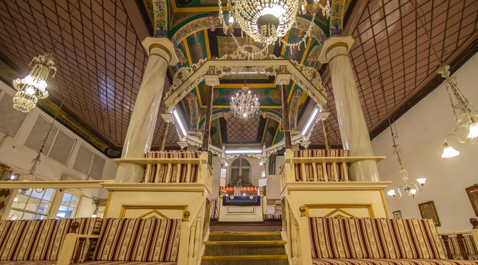 Una vista del interior de la sinagoga Bikur Holim de Izmir. (Nesim Bencoya)