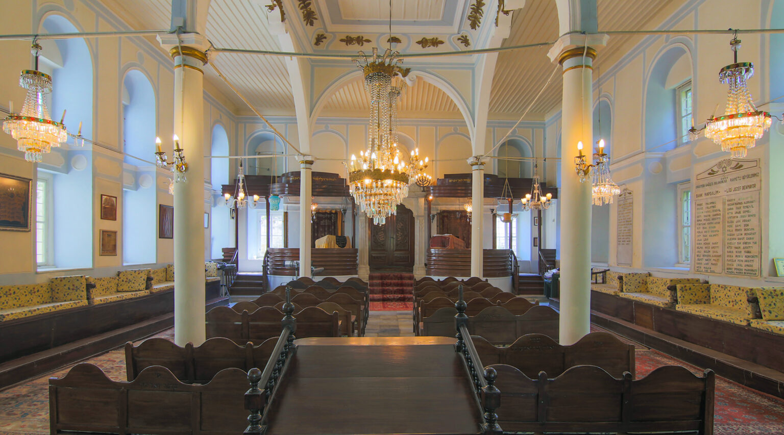 Una foto del interior de la sinagoga Sinyora en Izmir, Turquía. (Nesim Bencoya)