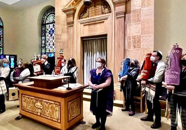 El clero, los miembros y los invitados celebran el centenario de SAJ-Judaism that Stands for All, la sinagoga reconstruccionista emblemática en el Upper West Side de Manhattan, el 29 de enero de 2022. (Cortesía del contralor Brad Lander/vía JTA)