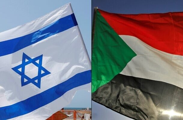 Esta combinación de imágenes creada el 23 de octubre de 2020 muestra una bandera israelí durante un mitin en la ciudad costera de Tel Aviv el 19 de septiembre de 2020; y una bandera sudanesa durante una reunión al este de la capital, Jartum, el 3 de junio de 2020. (JACK GUEZ y ASHRAF SHAZLY / AFP)
