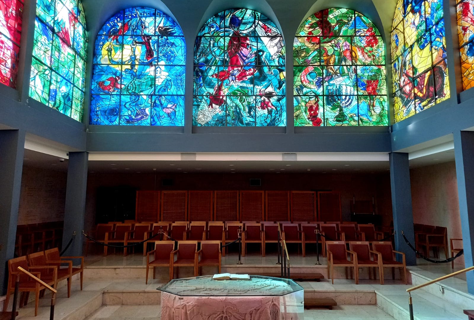 Ventanas de Chagall que representan las tribus de Zabulón a José sobre el púlpito de la sinagoga Abbell. Foto: Ariella Green/todos los derechos reservados a Hadassah