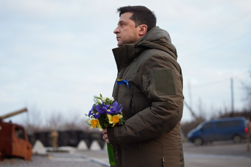El presidente de Ucrania, Volodymyr Zelenskiy, visita un monumento a los defensores caídos de Ucrania en la región de Donetsk, Ucrania, el 17 de febrero de 2022. (Crédito: Servicio de Prensa Presidencial de Ucrania)