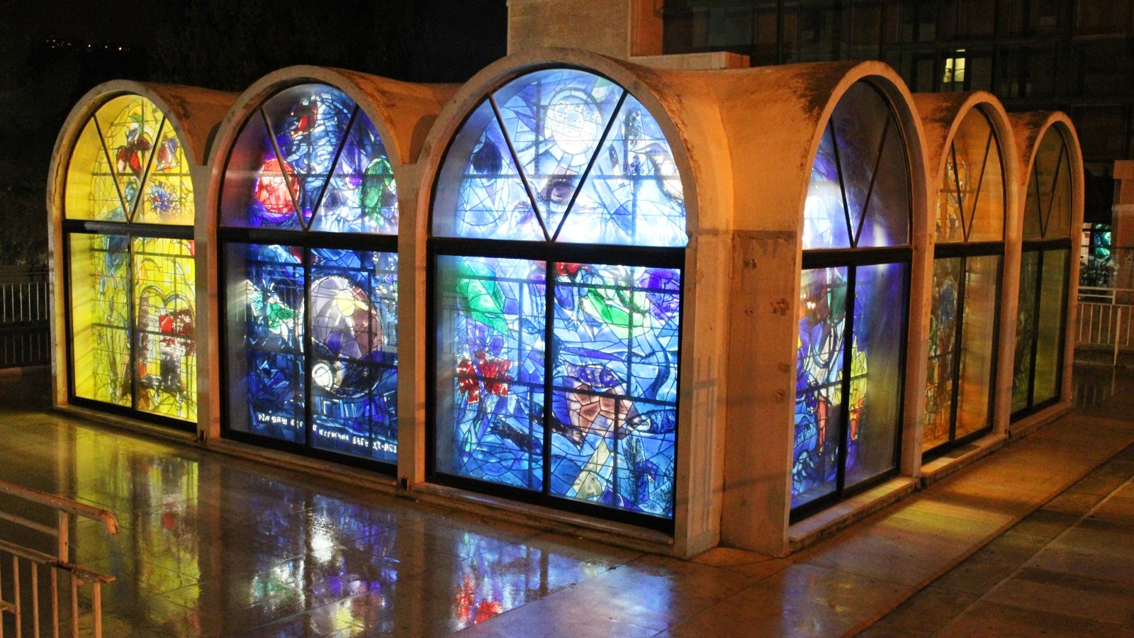 El Yahrzeit en la sinagoga Abbell en Hadassah-Ein Kerem refleja la luz de las ventanas de Chagall. Foto: David Harris/todos los derechos reservados a Hadassah