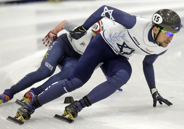 Vladislav Bykanov corre para Israel durante los 1.500 metros masculinos en un evento de patinaje de velocidad en pista corta de la Copa del Mundo el 11 de noviembre de 2016, en el Óvalo Olímpico de Utah, en Kearns, Utah. (Foto AP/Rick Bowmer)