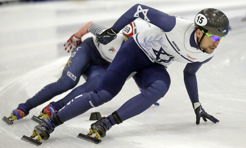 Vladislav Bykanov corre para Israel durante los 1.500 metros masculinos en un evento de patinaje de velocidad en pista corta de la Copa del Mundo el 11 de noviembre de 2016, en el Óvalo Olímpico de Utah, en Kearns, Utah. (Foto AP/Rick Bowmer)