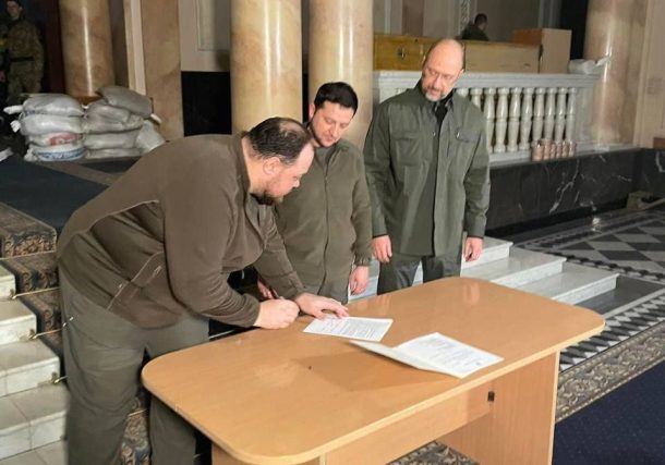 El presidente Zelensky ha firmado la solicitud de ingreso de Ucrania en la Unión Europea.