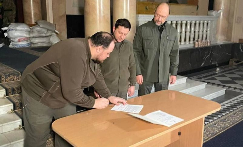 El presidente Zelensky ha firmado la solicitud de ingreso de Ucrania en la Unión Europea.