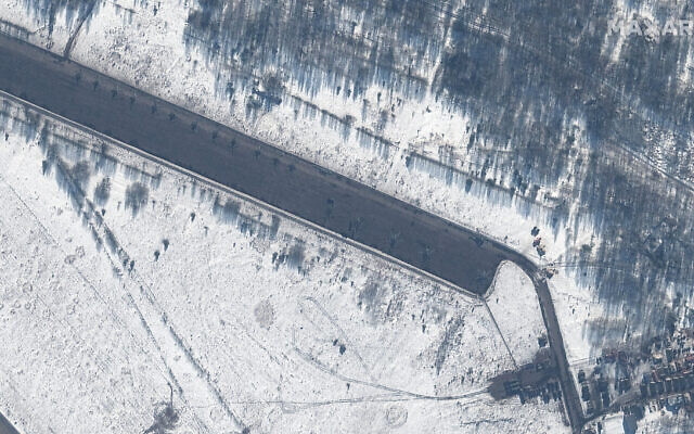 Esta imagen satelital del 15 de febrero de 2022 proporcionada por Maxar Technologies muestra helicópteros de ataque desplegados en el aeródromo de Zyabrovka en Bielorrusia. (Imagen satelital ©2022 Maxar Technologies vía AP